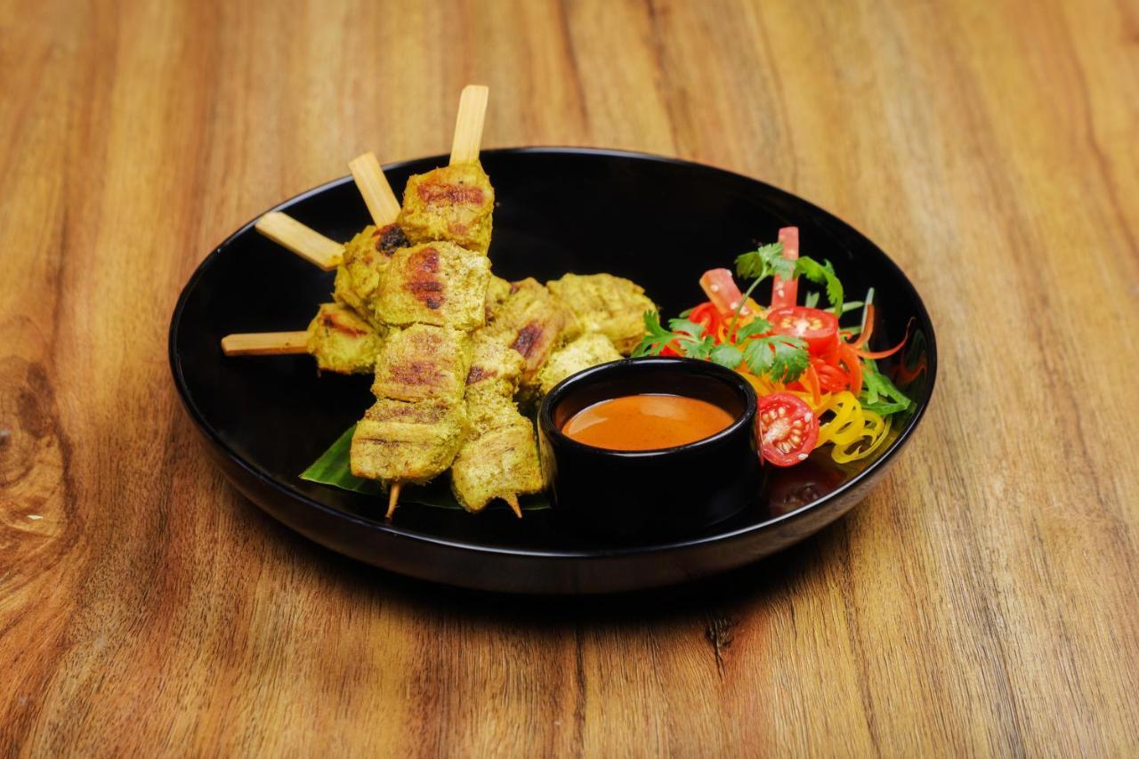 فندق ليمون تري بريمير مطار دلهي نيودلهي المظهر الخارجي الصورة Chicken Satay